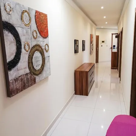 Modern In Prime Area For Beaches & Nightlife! -fast & Easy Self Check In -independent Access -no Family Sharing - Pembroke Gardens Location Habitación en casa particular *