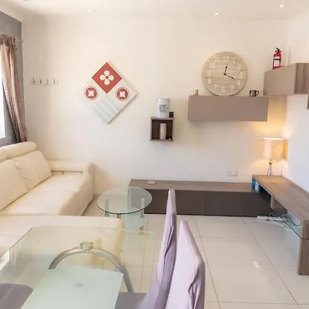 Modern In Prime Area For Beaches & Nightlife! -fast & Easy Self Check In -independent Access -no Family Sharing - Pembroke Gardens Location Habitación en casa particular San Julián