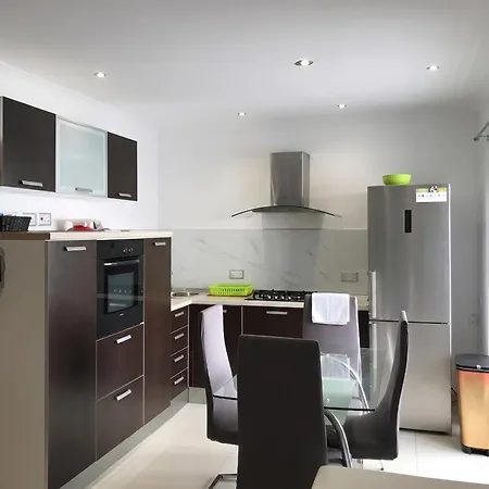 Modern In Prime Area For Beaches & Nightlife! -fast & Easy Self Check In -independent Access -no Family Sharing - Pembroke Gardens Location