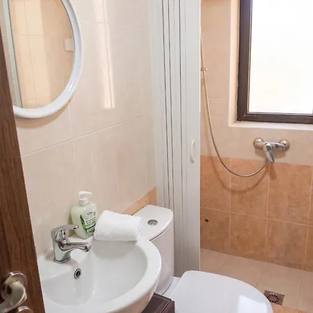 Modern In Prime Area For Beaches & Nightlife! -fast & Easy Self Check In -independent Access -no Family Sharing - Pembroke Gardens Location *